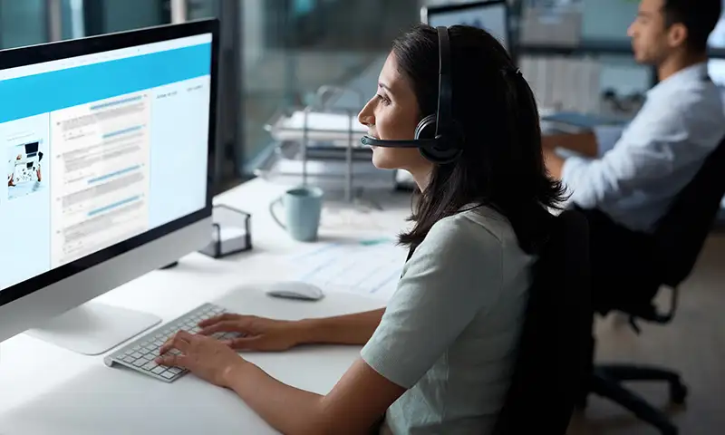 employee working alongside AI integration within their organization